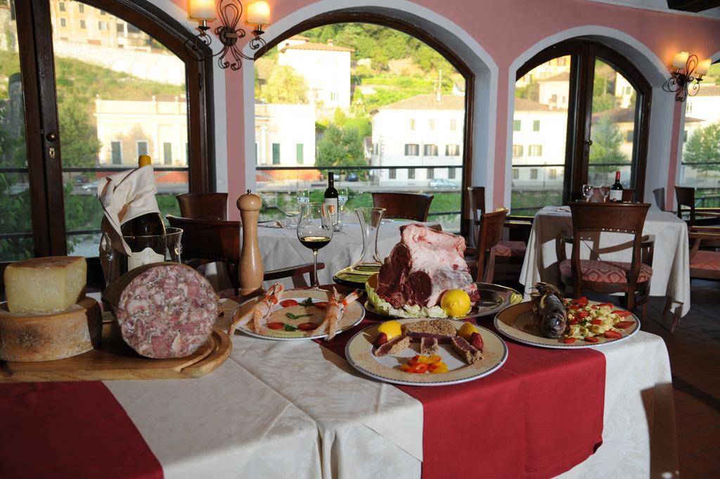 Hotel Ristorante Corona Lucques Extérieur photo